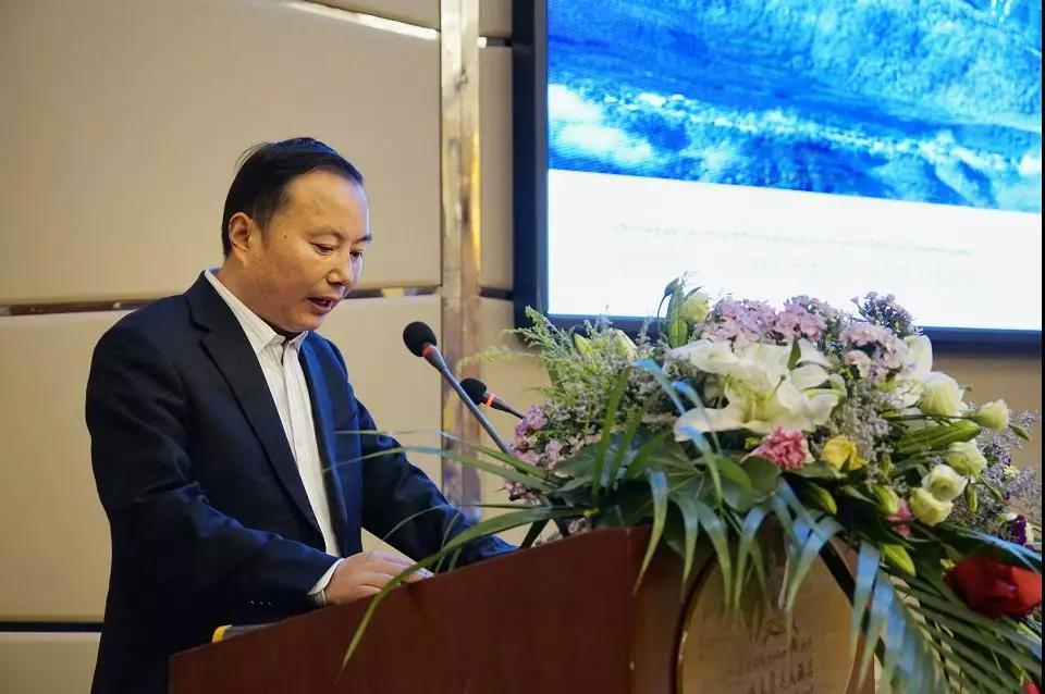 林芝市委常委,副市长张耕耘主持论坛林芝市政府副秘书长卓玛主持论坛